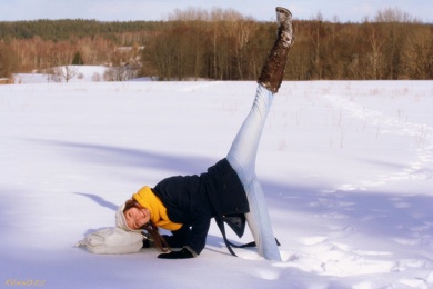 Hayley lifting leg in deep snow Hayley lifting leg in deep snow