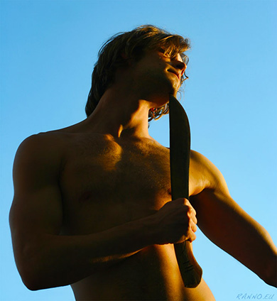 Alens with machete under chin