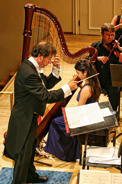 Conductor Herman Engels, Anneleen Lenaerts on harp