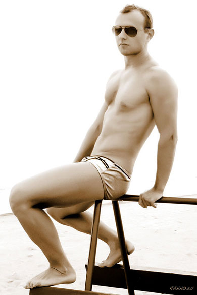 Ranno on top of beach bench